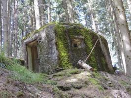 Ligne Maginot - FM77 - BETZENTHAL 4 - (Blockhaus pour arme infanterie) - L'entrée et le créneau latéral