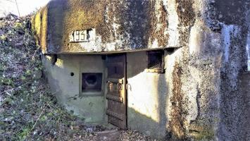 Ligne Maginot - GUNSTHAL COL EST - (Blockhaus pour arme infanterie) - L'entrée et le créneau FM en caponnière, noter l'inclinaison du créneau vers le bas