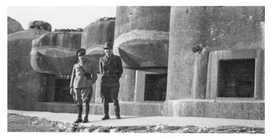 Ligne Maginot - SAINTE AGNES (SAG) - EO9 - (Ouvrage d'artillerie) - Bloc 2
Officiers italiens devant le bloc 2
juillet 1940