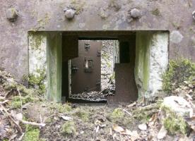 Ligne Maginot - DACHSECK 1 (Blockhaus pour canon) - Détail du créneau avec l'entrée du canon antichar à l'arrière plan