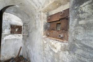 Ligne Maginot - MAIN du PRINCE 2 (Blockhaus pour arme infanterie) - Galerie vers le blockhaus mitrailleuse de droite
Créneau de façade et créneau de flanquement 