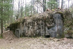 Ligne Maginot - MAIN du PRINCE 2 (Blockhaus pour arme infanterie) - Vue d'ensemble de la façade depuis la droite
L'entrée, le créneau de façade et le créneau de flanquement à l'extrémité droite