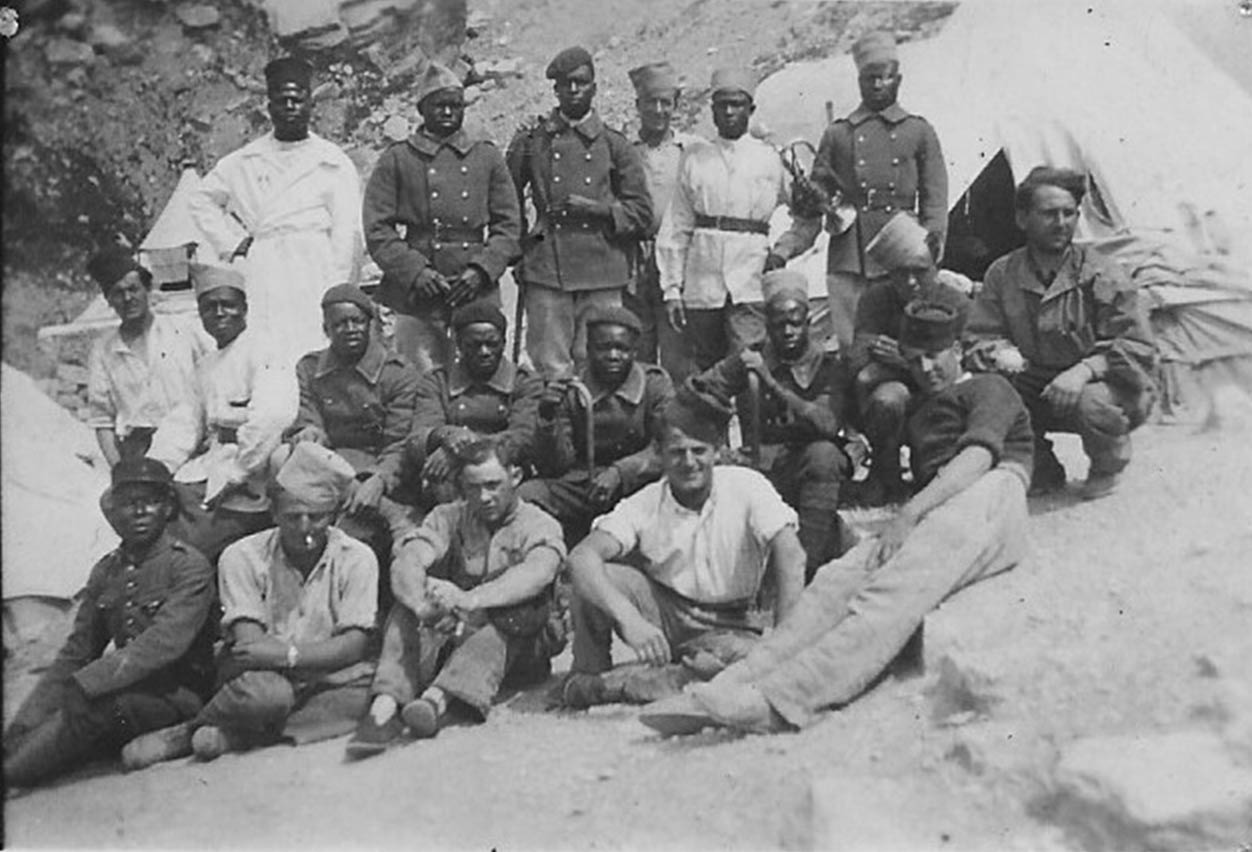 Ligne Maginot - PEIRA GROSSA - (Casernement) - Soldats dont le sapeur Camille DELMAS du 7° RG  au niveau de Col de Crous
Mai juin 1937