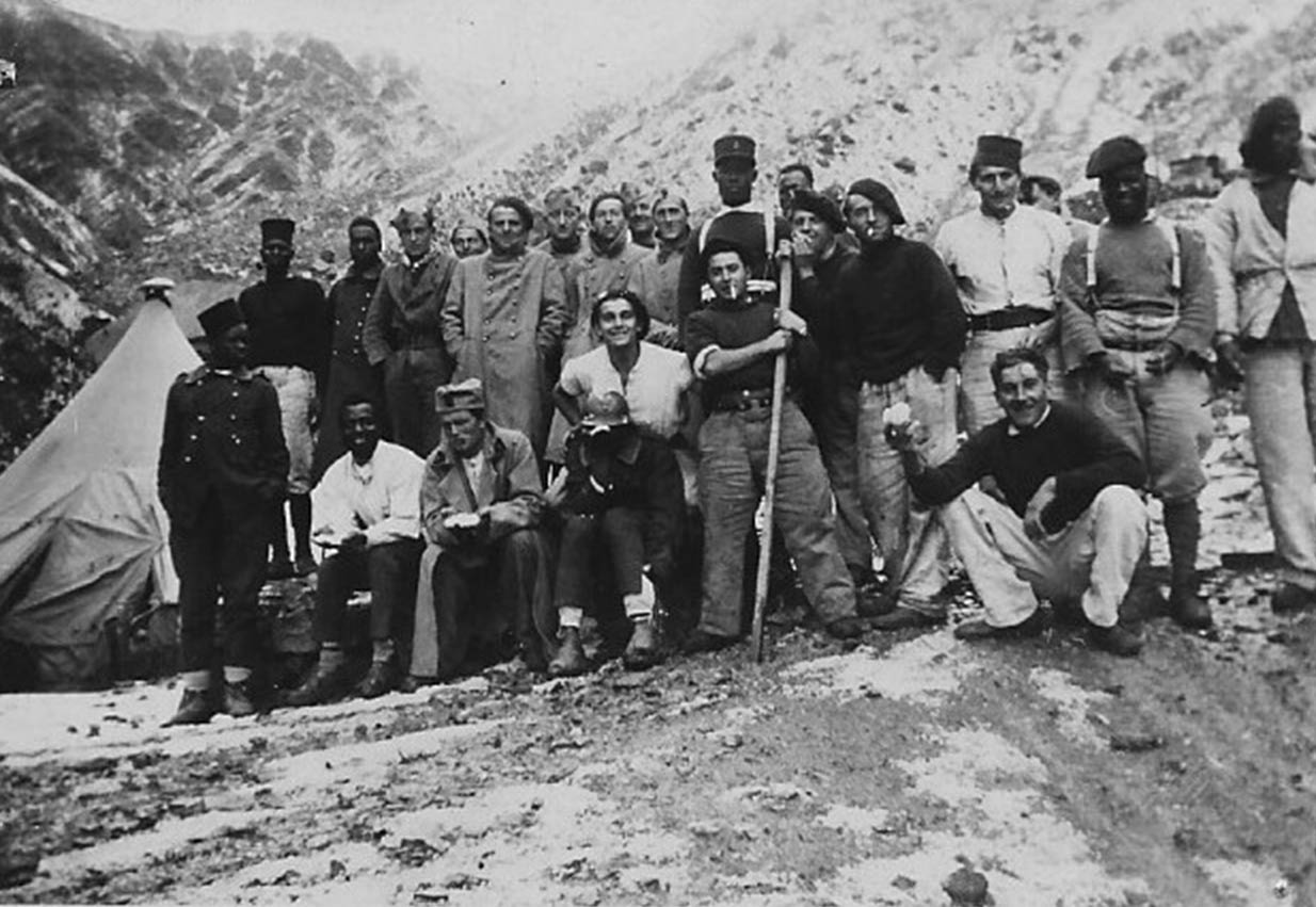 Ligne Maginot - PEIRA GROSSA - (Casernement) - Soldats dont le sapeur Camille DELMAS du 7° RG  au niveau de Col de Crous
Mai juin 1937