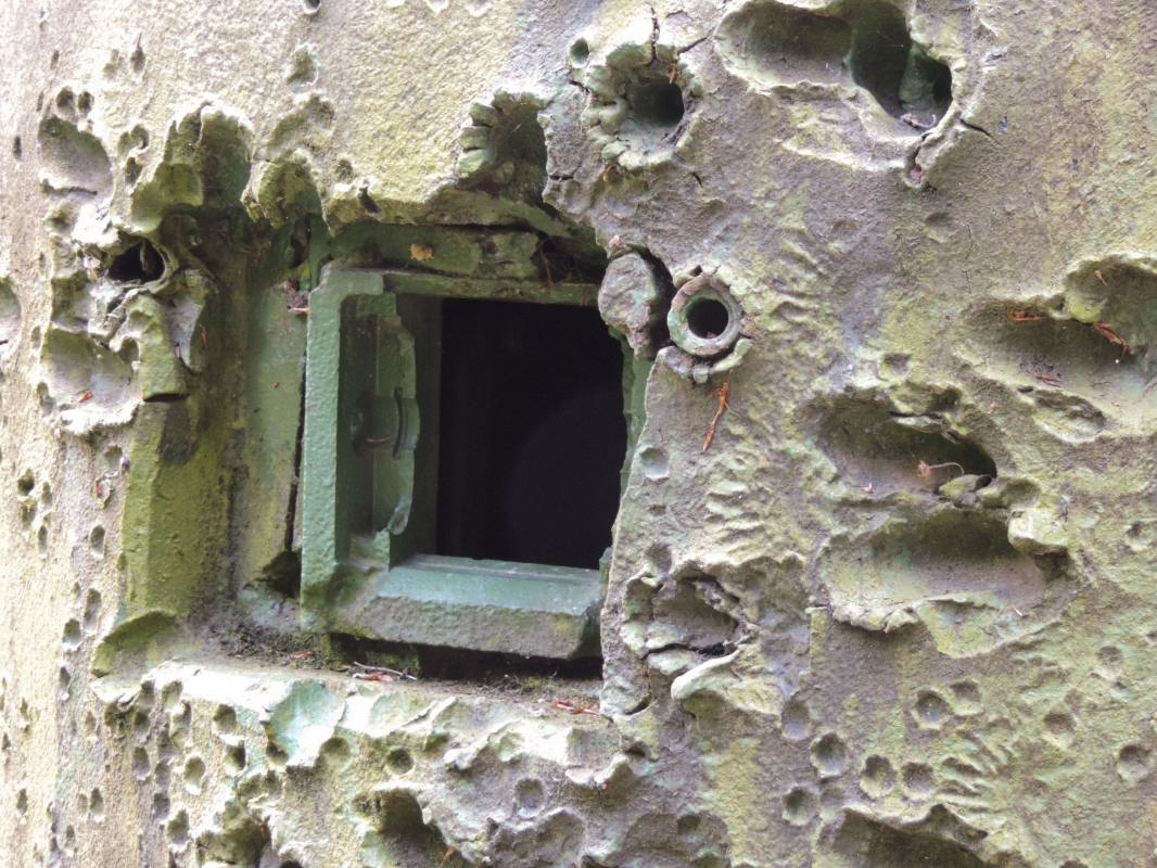 Ligne Maginot - GUNSTHAL COL EST - (Blockhaus pour arme infanterie) - Détails des impacts visant un créneau, une ogive de PAK 37 est restée plantée dans l'acier