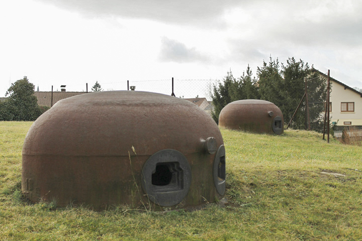 Ligne Maginot - ACHEN NORD - (Casemate d'infanterie) - La cloche AM équipant la casemate (cloche GFM au second plan)