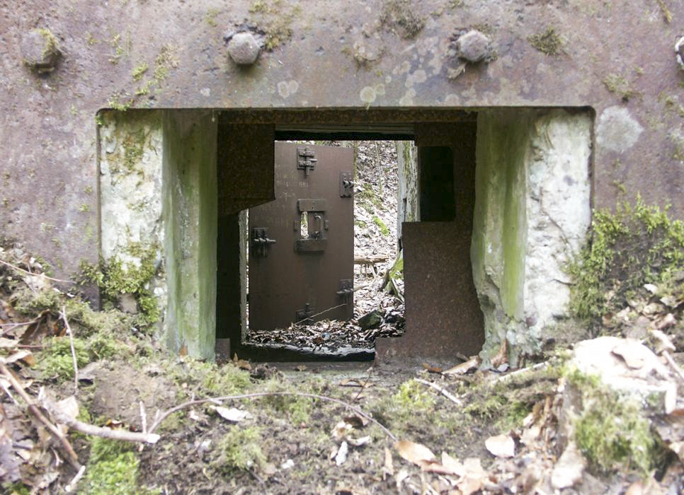 Ligne Maginot - DACHSECK 1 (Blockhaus pour canon) - Détail du créneau avec l'entrée du canon antichar à l'arrière plan