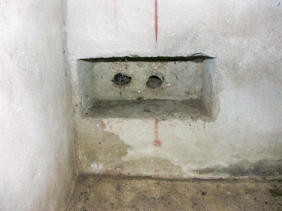 Ligne Maginot - ERLENMOOS Nord (Avant Poste) (Blockhaus pour arme infanterie) - Vue de détail des fourreaux de mise à feu du dispositif de mine préparé. 
Ces fourreaux contiennent chacun une des mèches destinées à la  mise à feu. Ces mèches sont doublées pour pallier à la défaillance de l'une d'entre elle.
Ce  système a été abandonné et remplacé par un nouveau système
