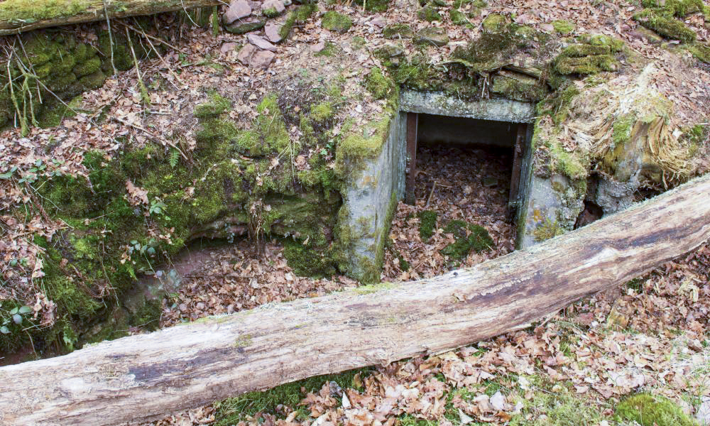 Ligne Maginot - Casemate de Glasbronn - Une niche de stockage à coté d'un parapet en pierres sèches 