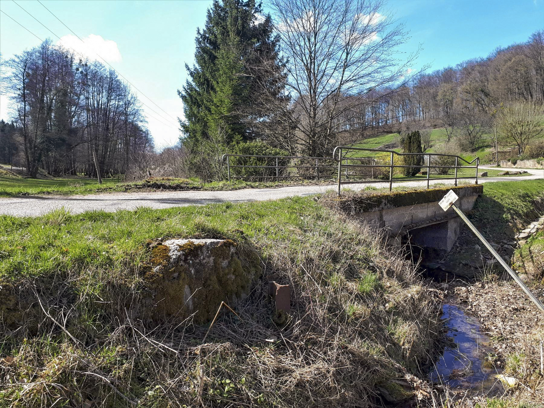 Ligne Maginot - ZIEGELHUTTE - (Barrage de Route) - L'emplacement du barrage devant le pont du Schmelzbach