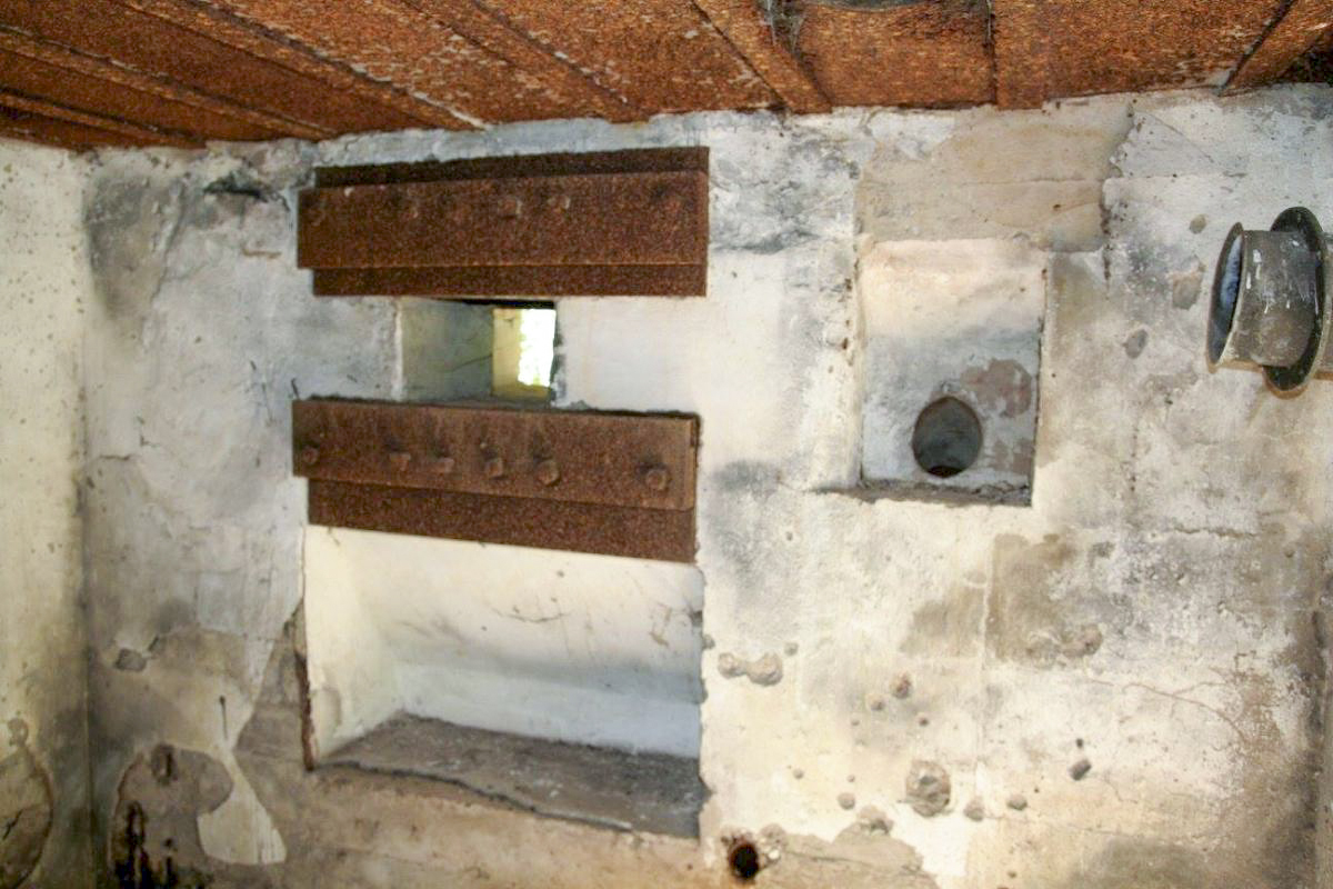 Ligne Maginot - LANGENACKER CENTRE - (Blockhaus pour arme infanterie) - Créneau pour mitrailleuse Hotchkiss 8 mm mle 1914