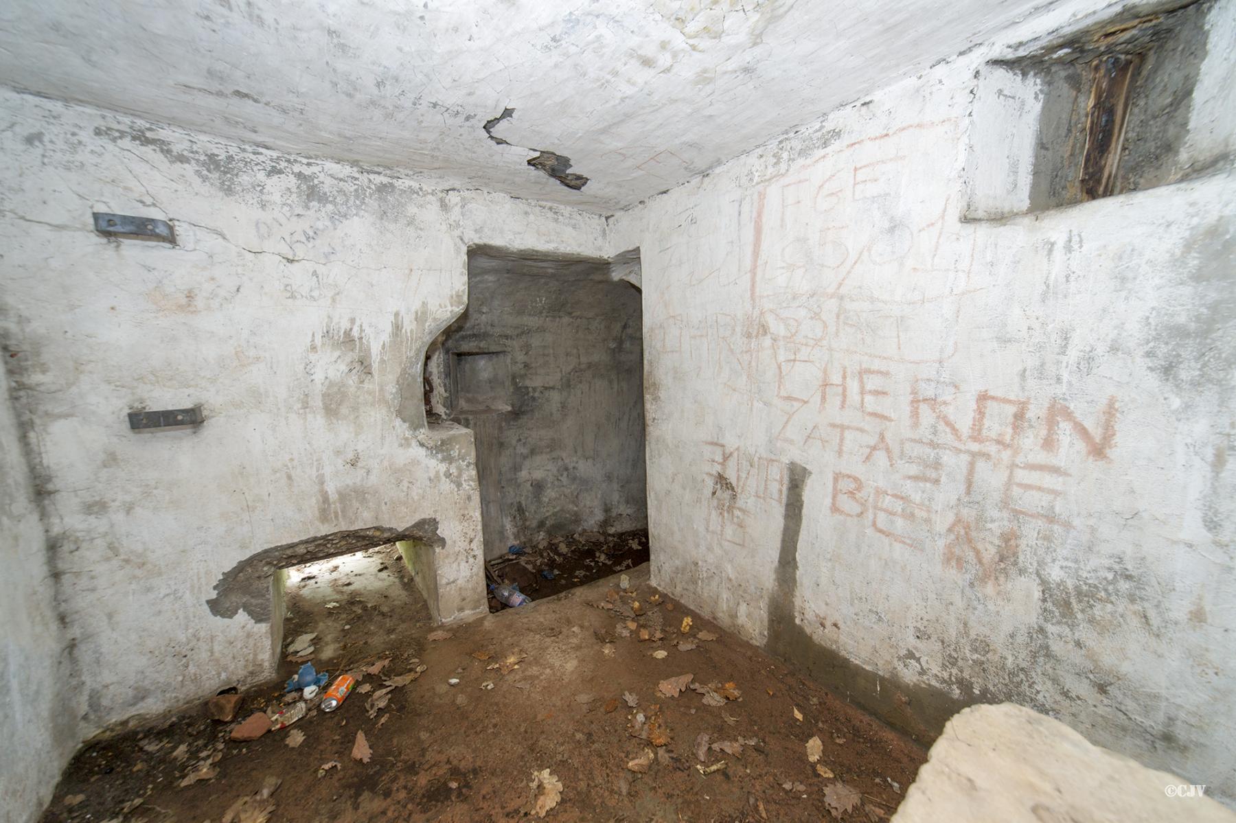 Ligne Maginot - MAIN du PRINCE 2 (Blockhaus pour arme infanterie) - Blockhaus mitrailleuse de droite
Emplacement d'un ventilateur à gauche de l'entrée