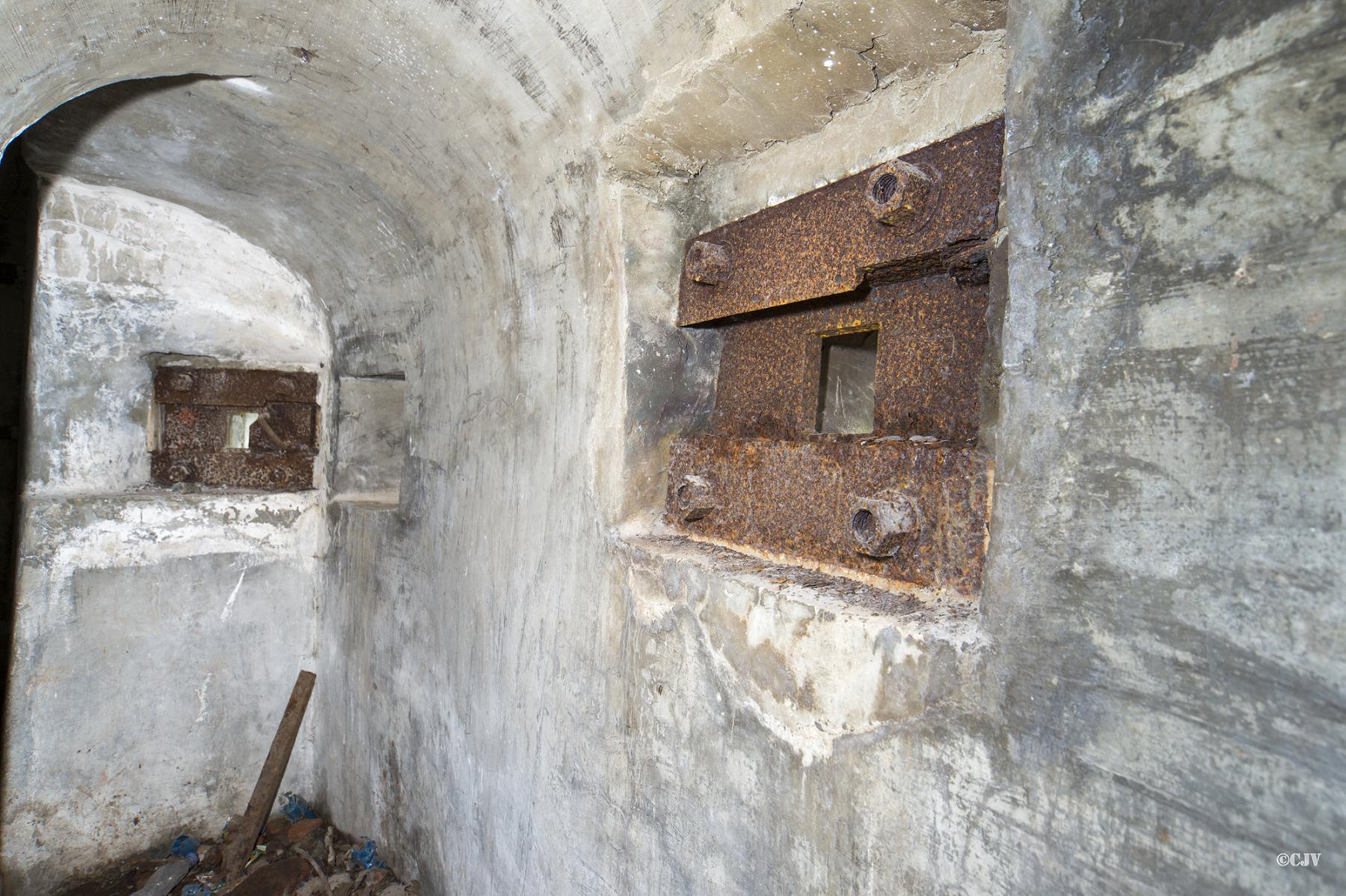 Ligne Maginot - MAIN du PRINCE 2 (Blockhaus pour arme infanterie) - Couloir arrière avec creneaux