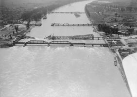 Ligne Maginot - Ponts du Rhin - Strasbourg - Vue d'ensemble des ponts sur le Rhin.
La casemate du Champ de Course est visible sur la berge française (droite)