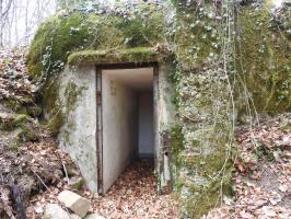 Ligne Maginot - E3 - (Chambre de coupure) - L'entrée de la chambre et sur la droite le conduit pour entrée de câbles supplémentaires