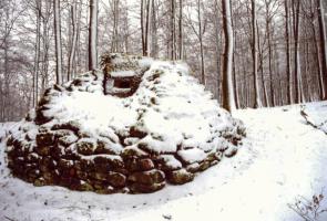 Ligne Maginot - FM39 - DIEBSKOPF 1 - (Blockhaus pour arme infanterie) - Le créneau latéral droit protégé par le rocaillage