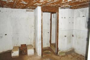 Ligne Maginot - NONNENHARDT N°4 - (Blockhaus pour arme infanterie) - Latrine et ventilation. Noter la niche à éclairage bougie.