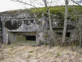 Ligne Maginot - DB2 - (Blockhaus pour canon) - Vue des deux créneaux : pour canon à gauche et mitrailleuse à droite