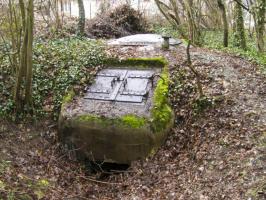 Ligne Maginot - BOIS des SERGENTS - PAMART (Blockhaus pour arme infanterie) - Vue de l'accés arriére de la casemate Pamart