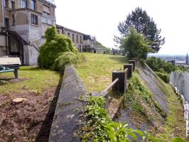 Ligne Maginot - NANCY- LAXOU - STATION PROTéGéE LSGD - (Central téléphonique isolé) - Coté jardins
L'abri étant construit à contre pente, un massif  anti éclatement a été créé en contre bas de manière à protéger les fondations de l'abri contre les effets de l'artillerie