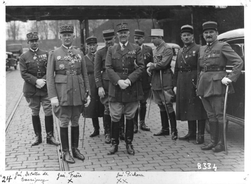 Ligne Maginot - Général Frère - Général Delattre de Tassigny - Géneral Pichon - photo prise lors de l'arrivée à Strasbourg du Général Frère, gouverneur militaire de Strasbourg (à gauche au premier plan)
A ses côtés les généraux Pichon et Delattre de Tassigny