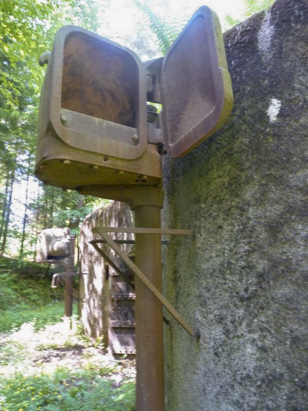 Ligne Maginot - WINECKERTHAL Ouest (Casemate d'infanterie - double) - L'entrée (centrée) et les deux phares blindés