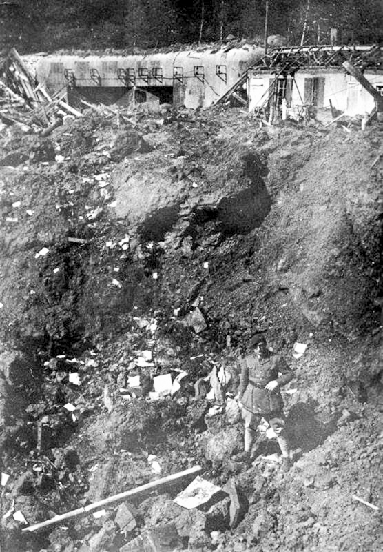Ligne Maginot - SCHOENENBOURG - (Ouvrage d'artillerie) - L'entrée des hommes avec un cratère de bombe au premier plan