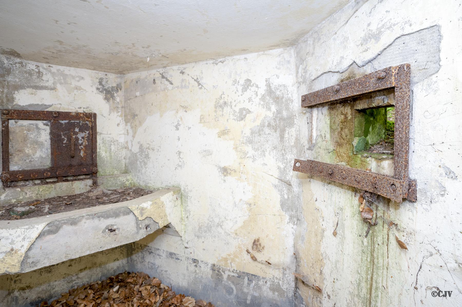 Ligne Maginot - FM45 - NONNENHARDT CENTRE 2 - (Blockhaus pour arme infanterie) - Créneau frontal et créneau droit