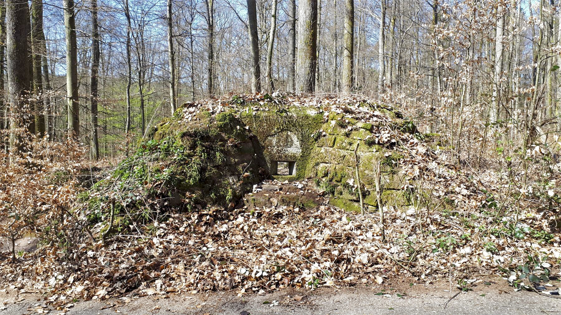 Ligne Maginot - FM46 - NONNENHARDT CENTRE 5 - (Blockhaus pour arme infanterie) - Le créneau frontal, protégé par des orillons en pierres sèches