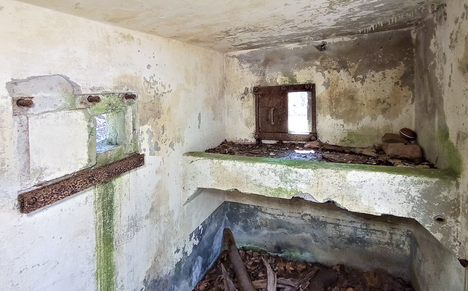 Ligne Maginot - FM46 - NONNENHARDT CENTRE 5 - (Blockhaus pour arme infanterie) - Créneau frontal et latéral droit avec tablette de tir