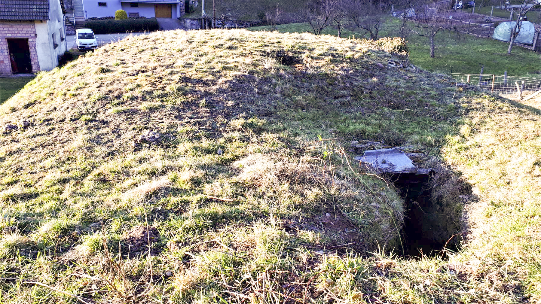 Ligne Maginot - FM127 - PETIT MUEHLBERG NORD - (Blockhaus pour arme infanterie) - Vue sur la dalle et la tranchée d'accès
