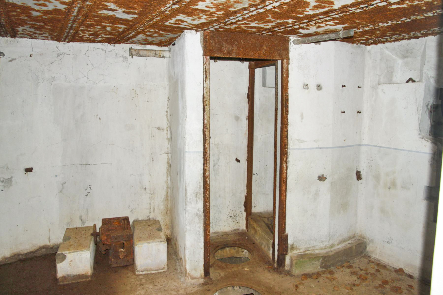 Ligne Maginot - NONNENHARDT N°4 - (Blockhaus pour arme infanterie) - Latrine et ventilation. Noter la niche à éclairage bougie.