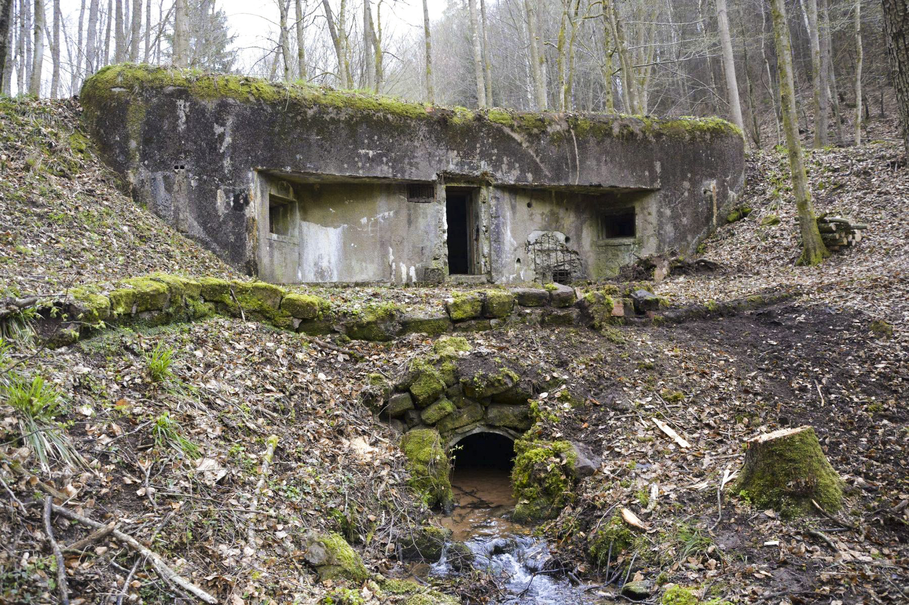 Ligne Maginot - TRAUTBACH OUEST - (Blockhaus pour arme infanterie) - Le ruisseau du Trautbach canalisé sous le blockhaus