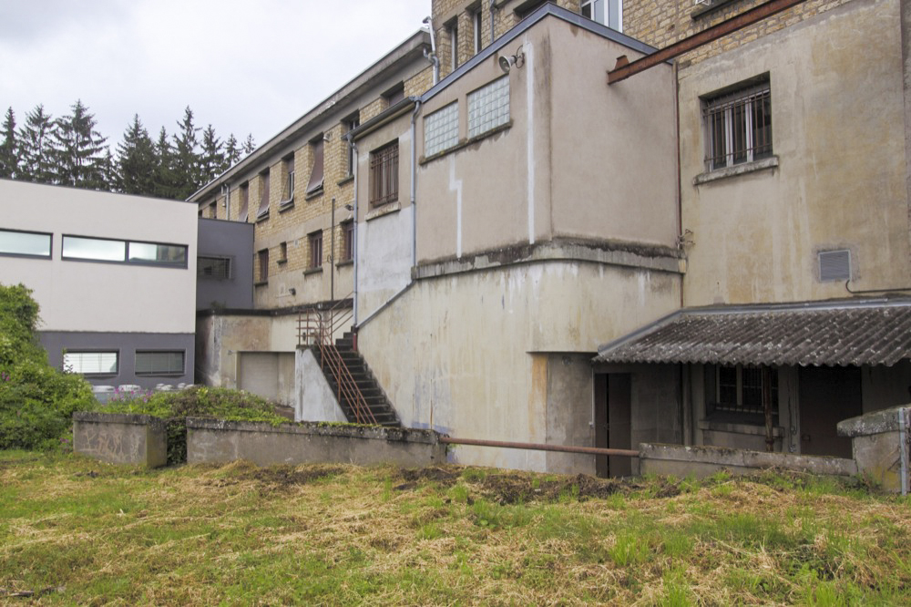 Ligne Maginot - NANCY- LAXOU - STATION PROTéGéE LSGD - (Central téléphonique isolé) - Vue générale arrière du bâtiment, avec la façade de l'abri au niveau du terrain naturel.