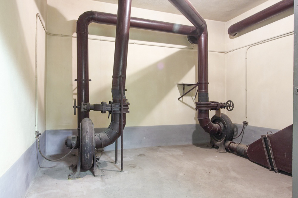 Ligne Maginot - NANCY- LAXOU - STATION PROTéGéE LSGD - (Central téléphonique isolé) - La salle des ventilateurs
A gauche le ventilateur 'air vicié' et à droite celui utilisé pour le recyclage de l'air dans la station