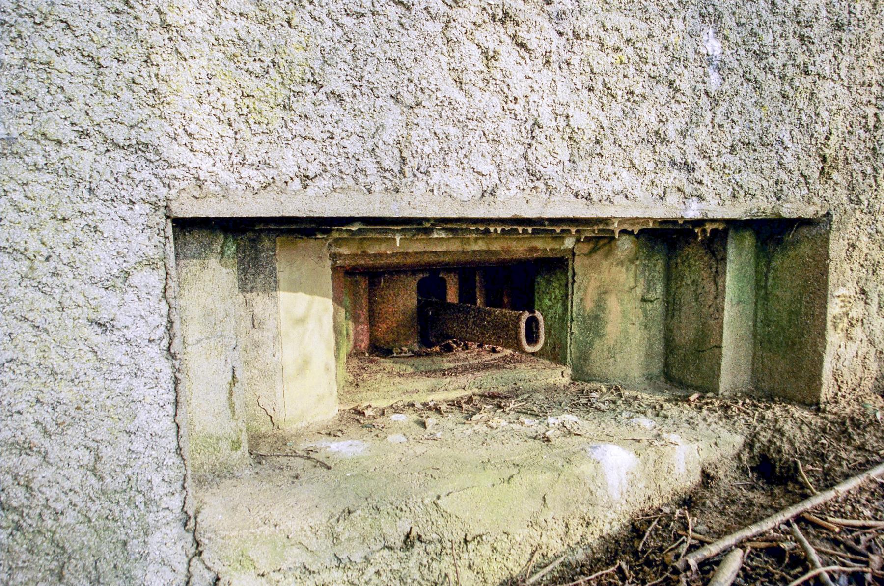 Ligne Maginot - Casemate A7 - PUDEFORT Ouest - La trémie  pour mitrailleuse Hotchkiss conçue par la DTG de Lille
Etat 2001