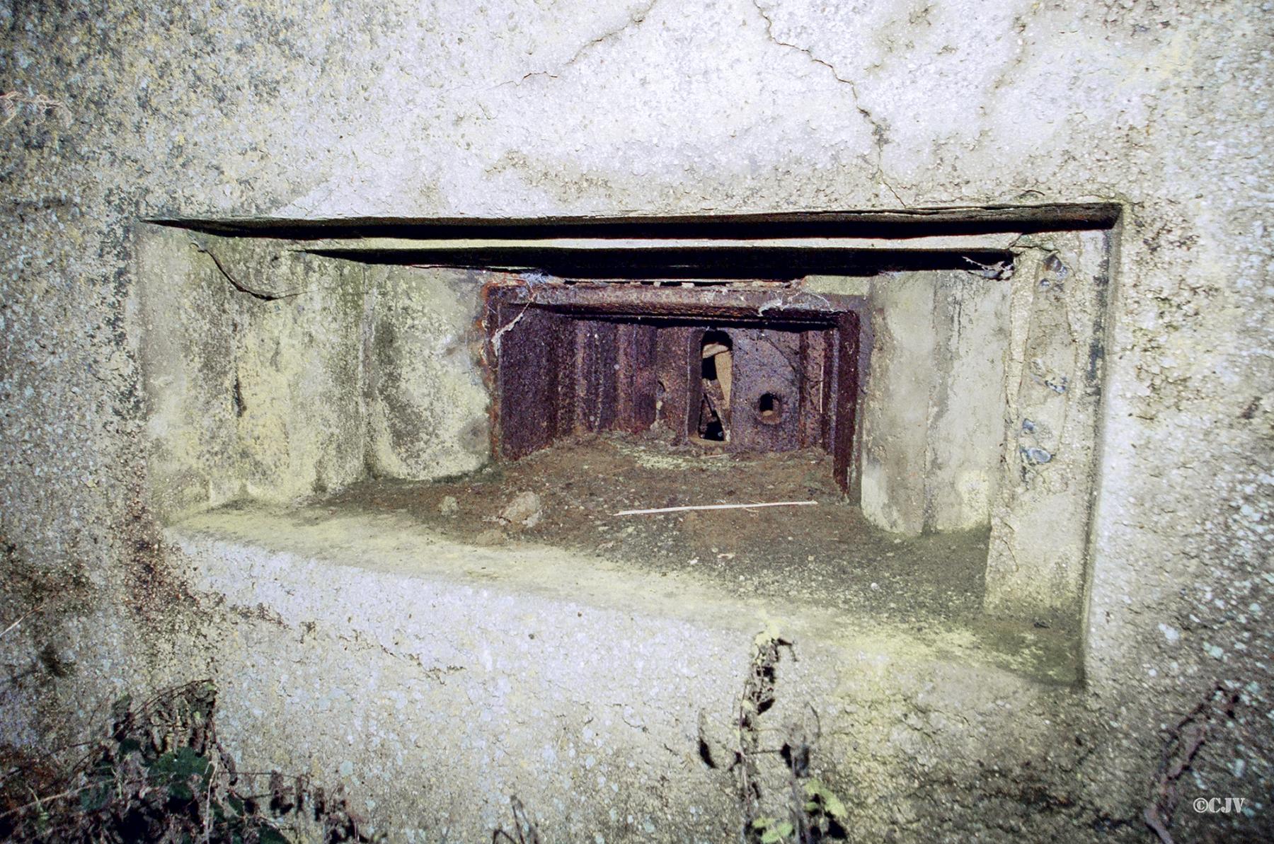 Ligne Maginot - A11 - ERMITAGE Nord (Casemate d'infanterie) - Trémie type Lille pour mitrailleuse Hotchkiss (incomplète)
Etat 1998