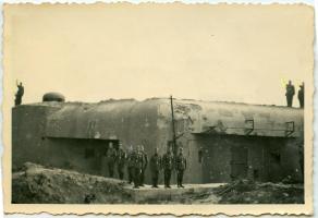 Ligne Maginot - ASCHBACH EST - O2 - (Casemate d'infanterie - double) - La casemate après les combats
Photo retouchée, les saluts hitlériens ont été 'gommés'