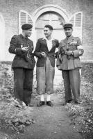 Ligne Maginot - 164° RIF - MONT DES WELCHES - Le commandant Tari commandant l'ouvrage du Mont-des-Welches avec son fils
Photo probablement prise sous l'occupation, les personnes photographiées portent des brassards de résistants