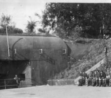 Ligne Maginot - MOLVANGE - A9 - (Ouvrage d'artillerie) - Vue de l'entrée des munitions sans doute prise en juin 1940 après la remise des clés aux Allemands.