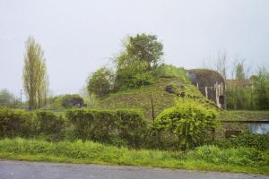 Ligne Maginot - B220 - LA CRECHE - (Blockhaus pour canon) - B220 avec B221 derrière à gauche.