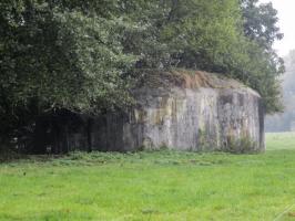 Ligne Maginot - B353 - MOUCHIN Ouest (Blockhaus pour canon) - Vu depuis une voie donnant accès à un bâtiment agricole.