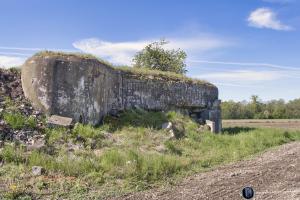 Ligne Maginot - 30BIS/3 - NACHTWEID - (Casemate d'infanterie - double) - La façade nord, on peut encore apercevoir le créneau pour le jumelage de mitrailleuses et le canon antichar de 47 mm