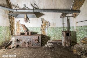 Ligne Maginot - VECKRING - X21 - (Abri) - Le local cuisine de l'abri, avec la cuisinière et la chaudière.