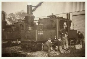 Ligne Maginot - Depot de munitions de Saint Hubert - Locomotives Péchot devant l'un des bâtiments du dépôt des machines