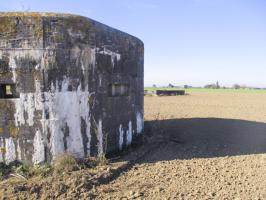 Ligne Maginot - BEF 576 - L'EPINOI 3 - (Blockhaus pour arme infanterie) - Blockhaus situé dans son environnement. A l'arrière : blockhaus Epinoi N° 2; dans le fond : blockhaus Epinoi N° 1.