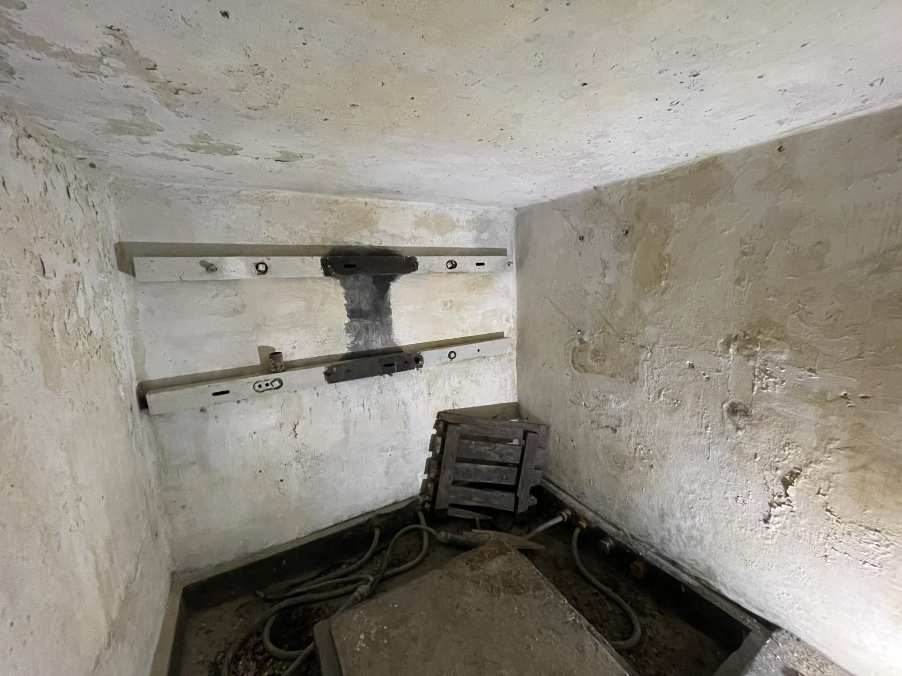 Ligne Maginot - B01 - (Chambre de coupure) - L'intérieur du local téléphonique, vide