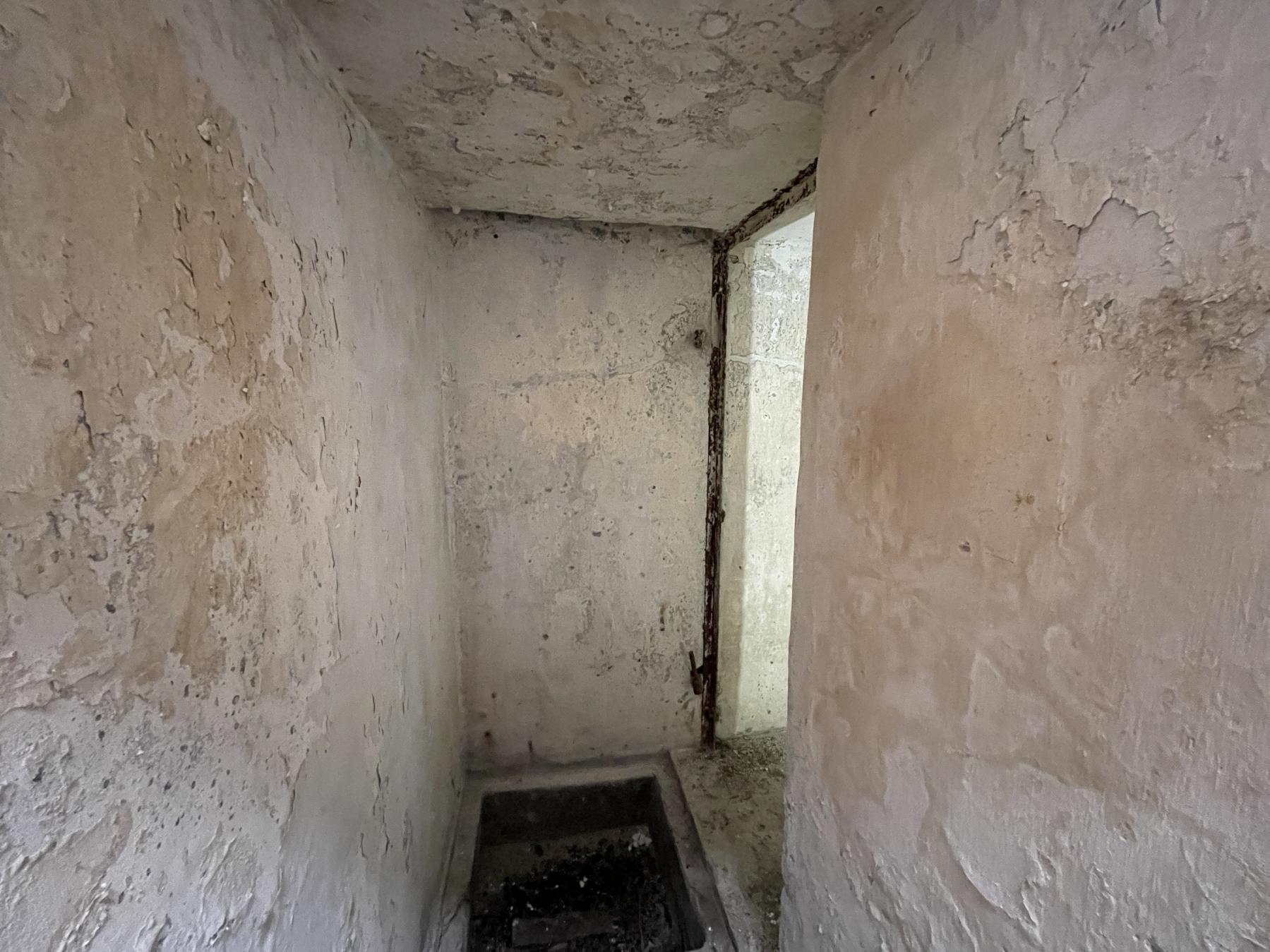 Ligne Maginot - B01 - (Chambre de coupure) - L'accès au local, notez l'absence de porte métallique