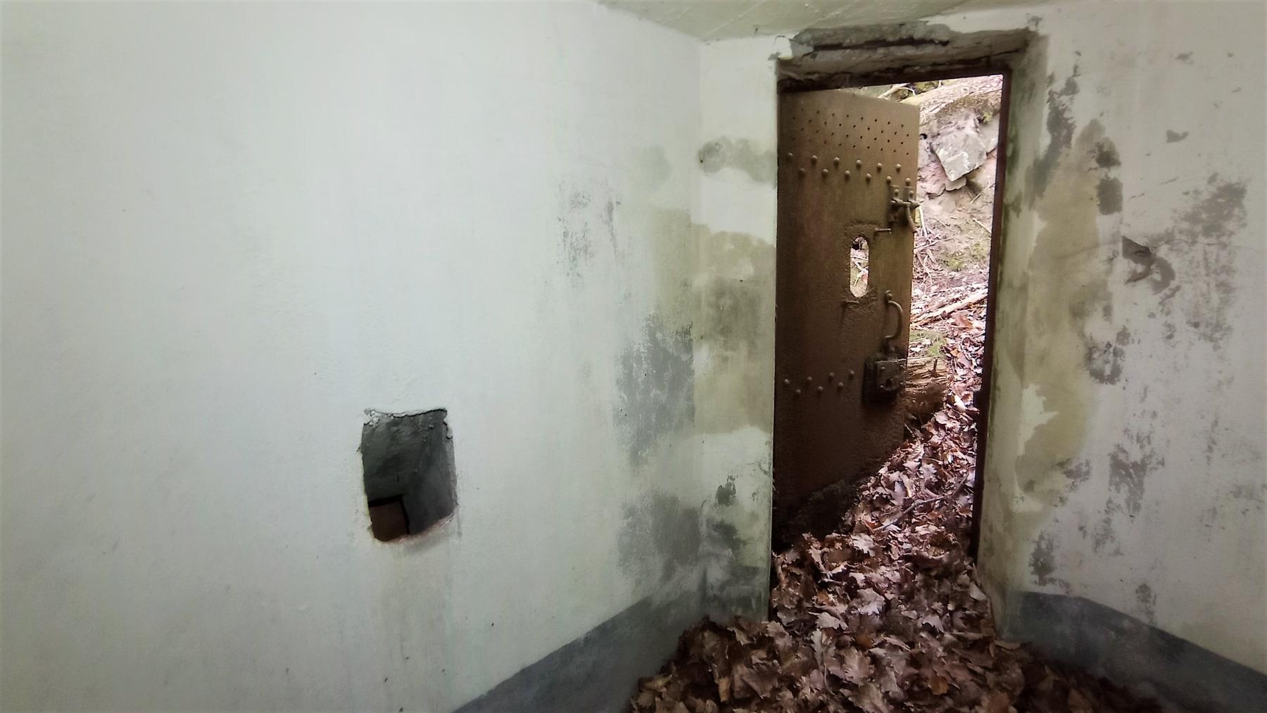 Ligne Maginot - FM35 - NONNENHARDT OUEST 1 - (Blockhaus pour arme infanterie) - Goulotte à grenade et entrée 