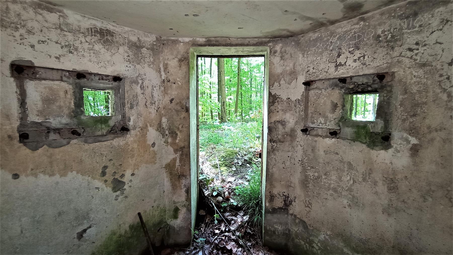 Ligne Maginot - FM48 - NONNENHARDT EST 5 - (Blockhaus pour arme infanterie) - l'entrée et ses deux créneaux arrières 